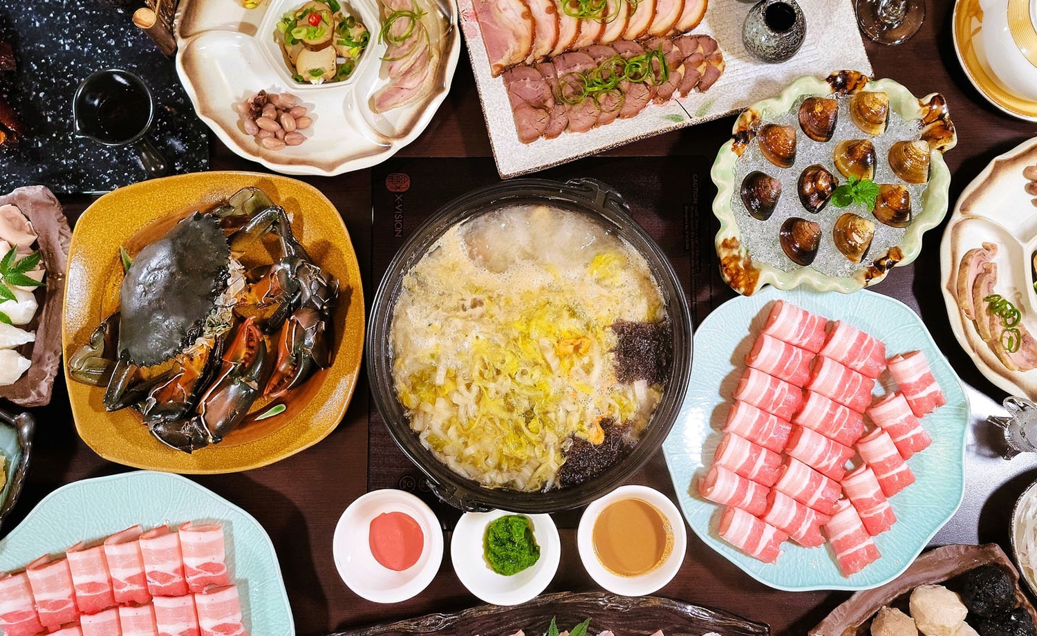 祖籍遼寧的白家老奶奶精湛廚藝，自然發酵的酸白菜成為老饕讚不絕口的佳餚
